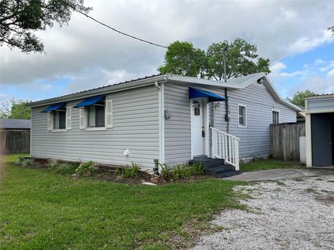 Photo of 218 N Ormsby Street, Alvin, TX 77511 (MLS # 43226577)