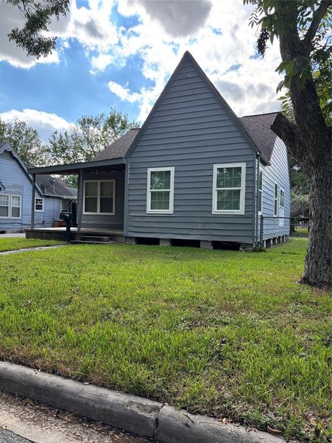 Photo of 917 N Gaillard Street, Baytown, TX 77520 (MLS # 82734465)