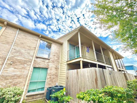 Photo of 700 Thicket Lane #1006, Houston, TX 77079 (MLS # 74062992) Photo of 700 Thicket Lane #1006, Houston, TX 77079 (MLS # 74062992)