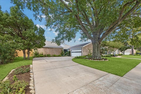 Photo of 11402 Overbrook Lane, Houston, TX 77077 (MLS # 83016734)