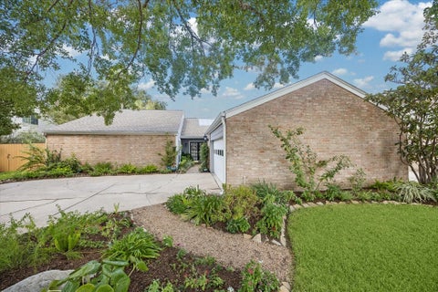 Photo of 11402 Overbrook Lane, Houston, TX 77077 (MLS # 83016734)