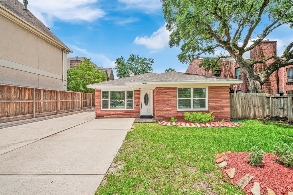 Photo of 2610 W Holcombe Boulevard, Houston, TX 77025 (MLS # 11420925)