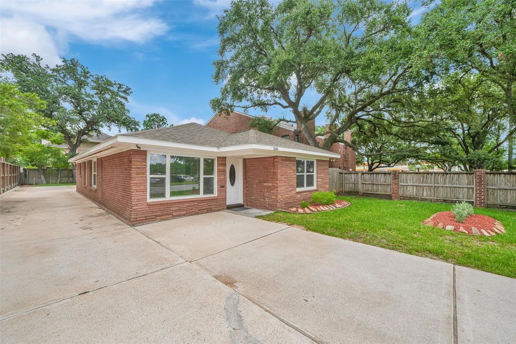 Photo of 2610 W Holcombe Boulevard, Houston, TX 77025 (MLS # 11420925)