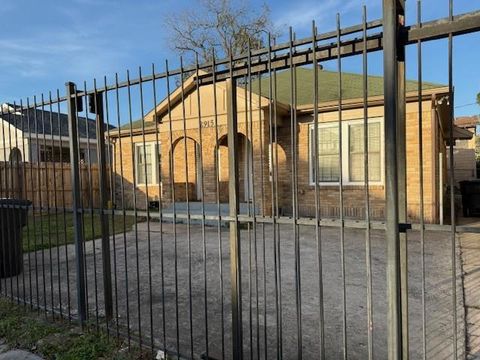 Tiny photo for 2915 Isabella Street #B, Houston, TX 77004 (MLS # 17874959)