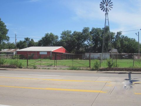Photo of 300 Avenue F NE, Childress, TX 79201 (MLS # 33703154)