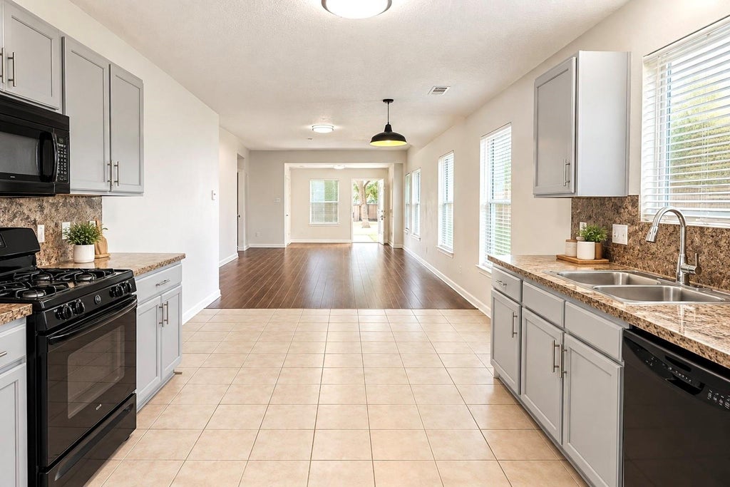Photo of 10919 View Pointe Ln LN, Houston, TX 77034 (MLS # 66424348)