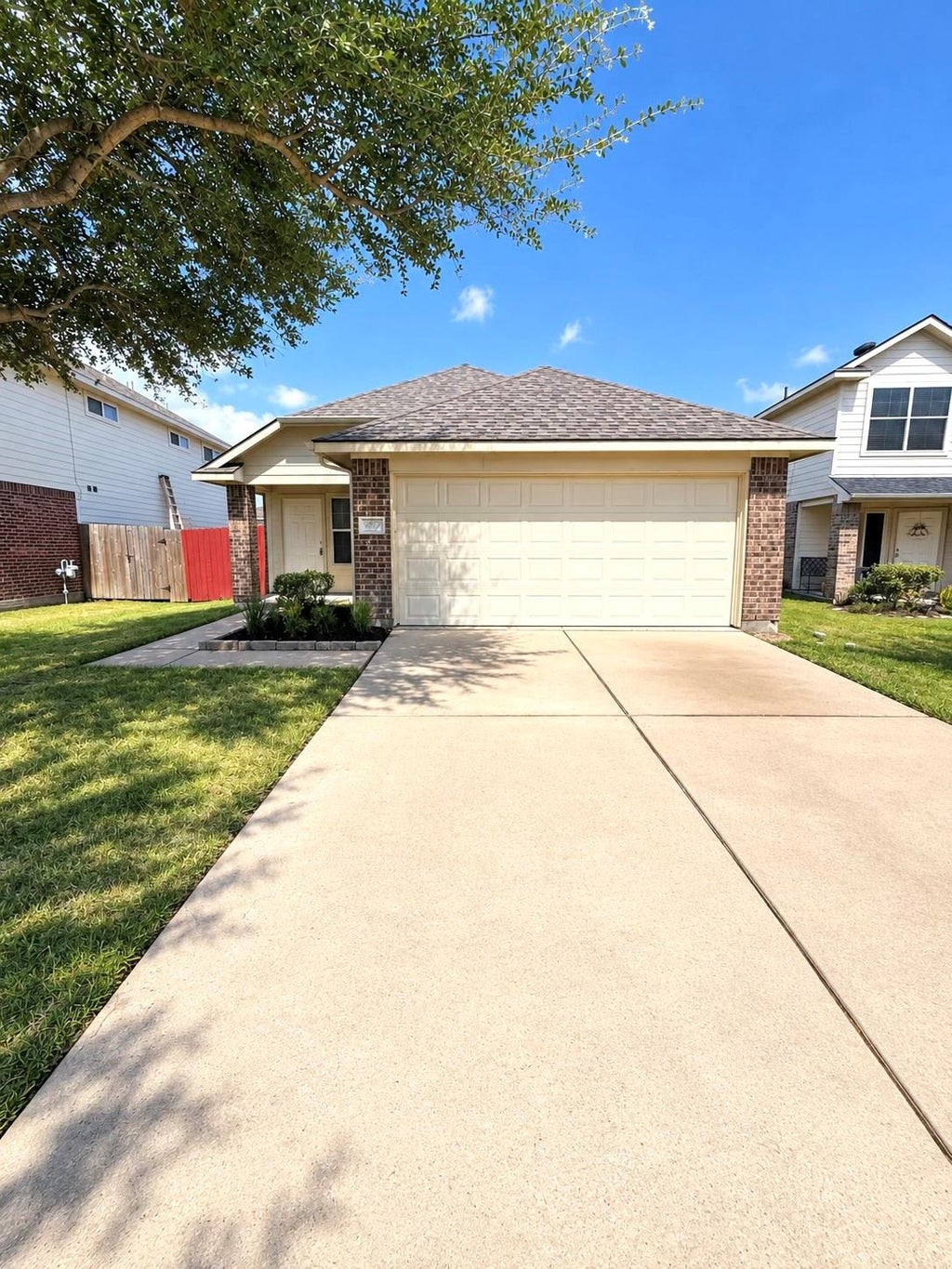 Photo of 10919 View Pointe Ln LN, Houston, TX 77034 (MLS # 66424348)
