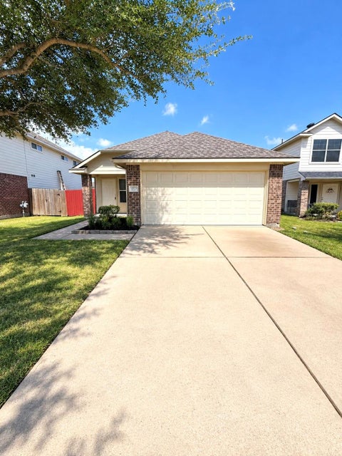 Homes For Sale - 10919 View Pointe Ln Ln<br/> Houston, TX 77034