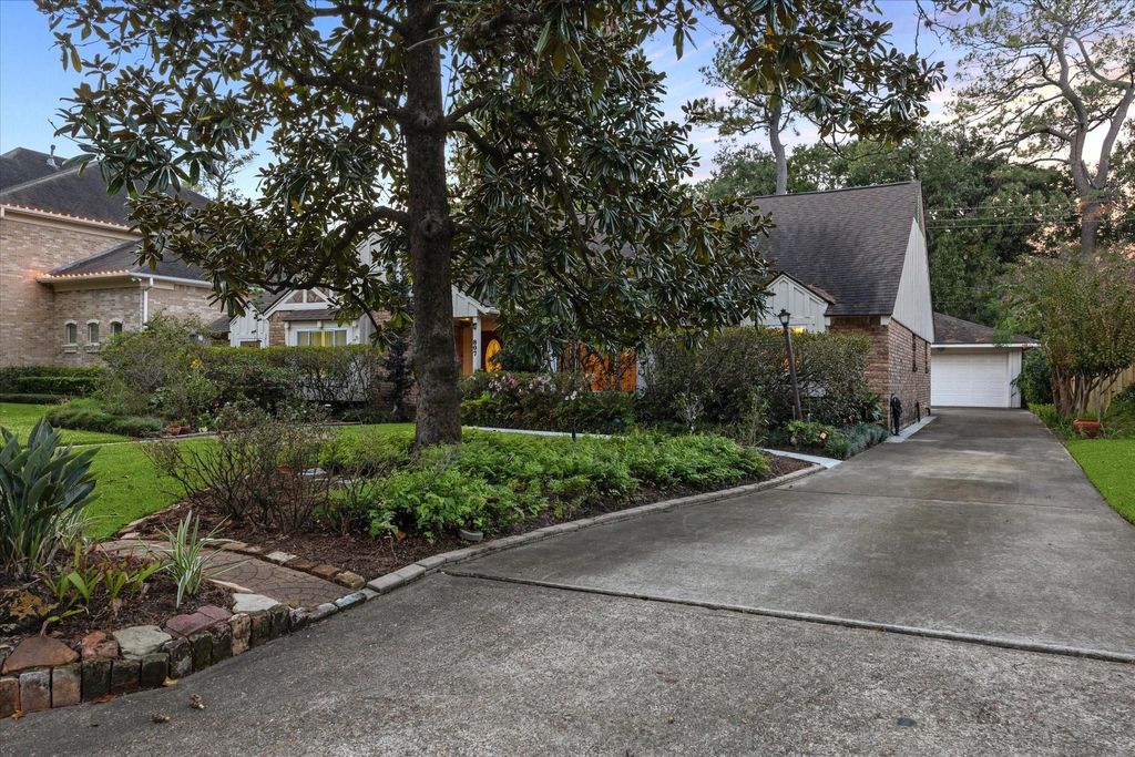 Photo of 807 Wycliffe Drive, Houston, TX 77079 (MLS # 13507852)