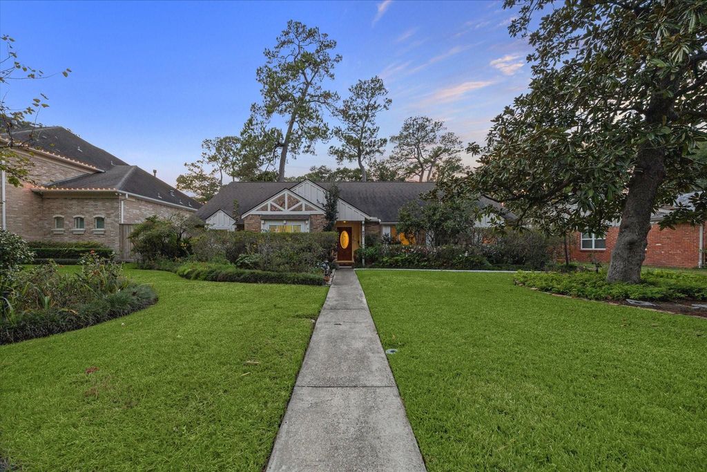 Photo of 807 Wycliffe Drive, Houston, TX 77079 (MLS # 13507852)