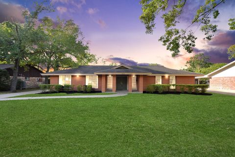 Photo of 823 Timber Cove Drive, Seabrook, TX 77586 (MLS # 40516150)