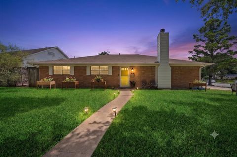 Photo of 11011 Burdine Street, Houston, TX 77096 (MLS # 95730974)