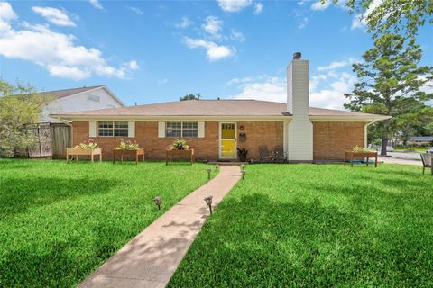 Photo of 11011 Burdine Street, Houston, TX 77096 (MLS # 95730974)