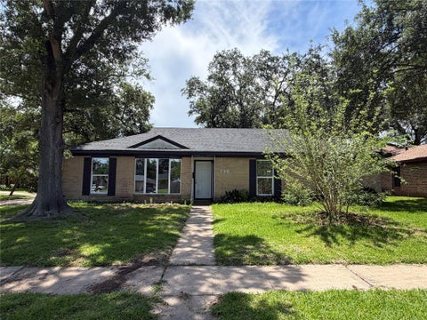 Homes For Sale - 738 Beachcomber Lane<br/> Houston, TX 77062