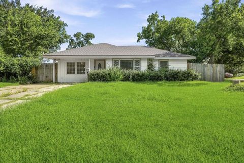 Photo of 1502 15th Avenue N, Texas City, TX 77590 (MLS # 46084536)