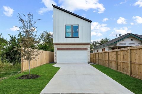 Photo of 7704 Sealey Street, Houston, TX 77088 (MLS # 78445813) Photo of 7704 Sealey Street, Houston, TX 77088 (MLS # 78445813)