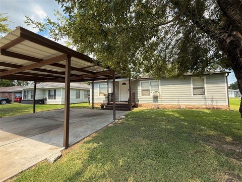 Photo of 2000 W Humble Street, Baytown, TX 77520 (MLS # 23353221)