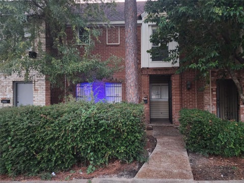 Photo of 1404 Walnut Bend Lane #23, Houston, TX 77042 (MLS # 3767853)