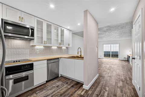 Photo of 3131 Southwest Freeway #A12, Houston, TX 77098 (MLS # 34464758)