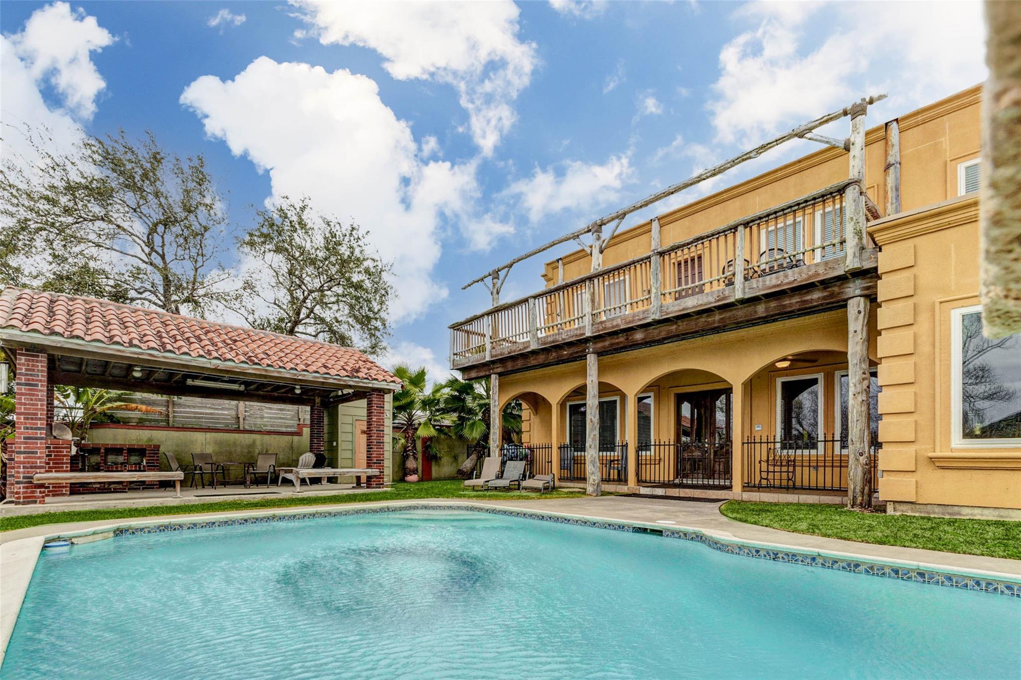 2732 Broadway Street