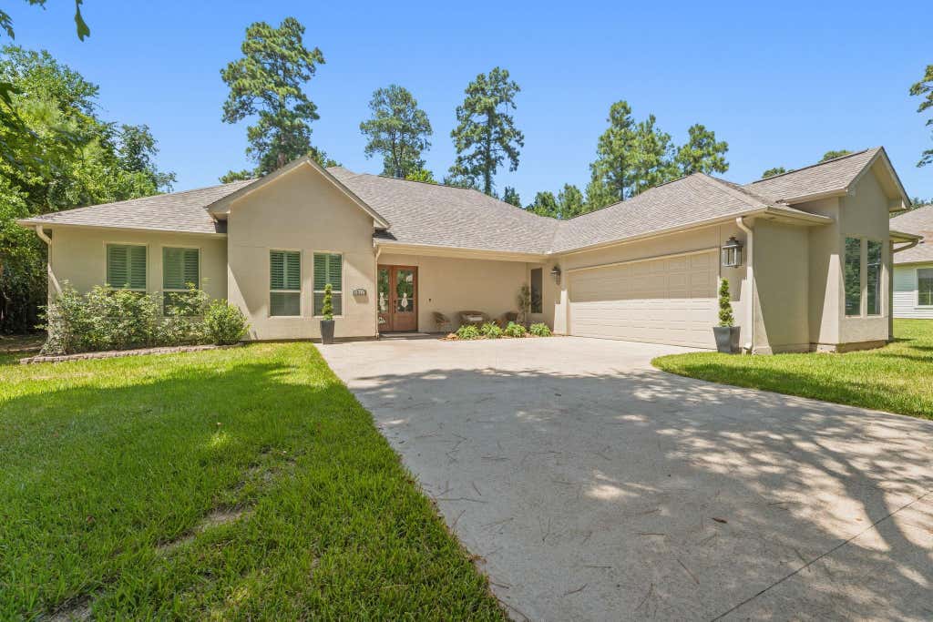 Photo of 25127 E Tara Plantation Drive E, Tomball, TX 77375 (MLS # 55690486)
