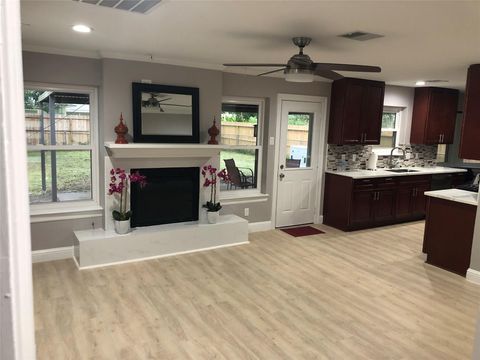 Photo of 10667 Hazelhurst Drive E, Houston, TX 77043 (MLS # 35052525)