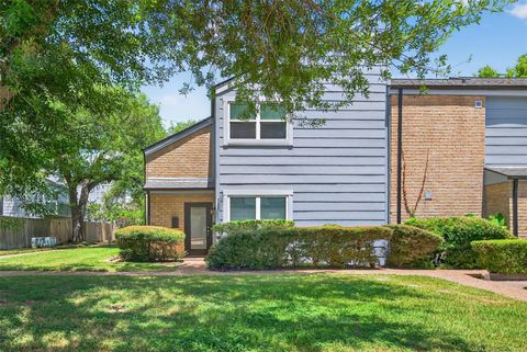 Townhouse For Sale - 723 Worthshire Street<br/> Harris County, Houston, TX 77008