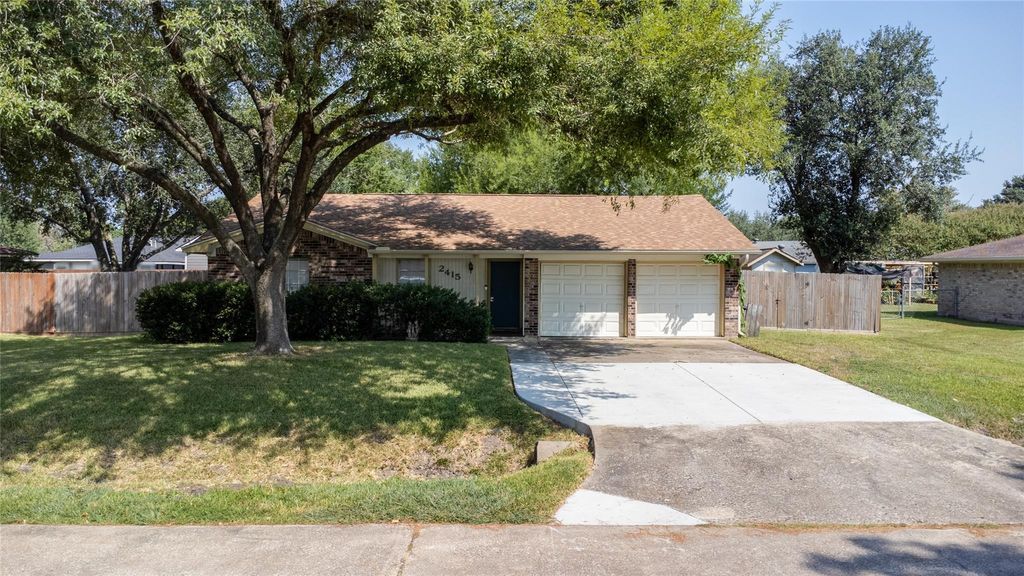 Photo of 2415 Heather Street, Highlands, TX 77562 (MLS # 42141889)
