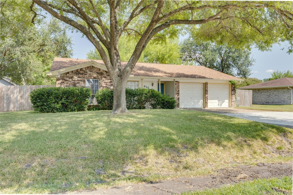 Photo of 2415 Heather Street, Highlands, TX 77562 (MLS # 42141889)