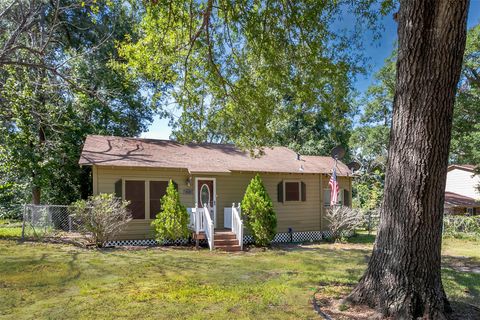 Photo of 212 E Yell Street, Livingston, TX 77351 (MLS # 10219635)