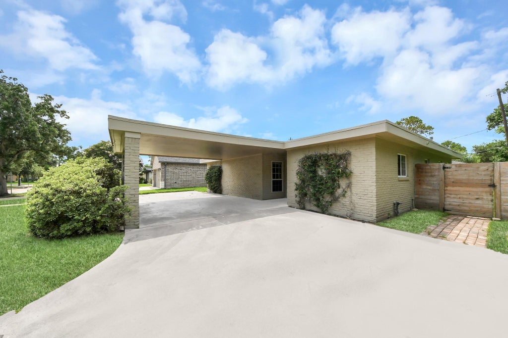Photo of 4011 Ebbtide Drive, Houston, TX 77045 (MLS # 30044629)