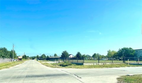 Photo of 109 County Road 3580, Cleveland, TX 77327 (MLS # 34449307)