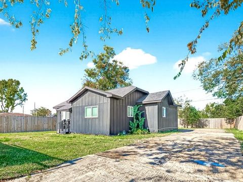 Photo of 978 Saint Clair Street, Houston, TX 77088 (MLS # 10484914)