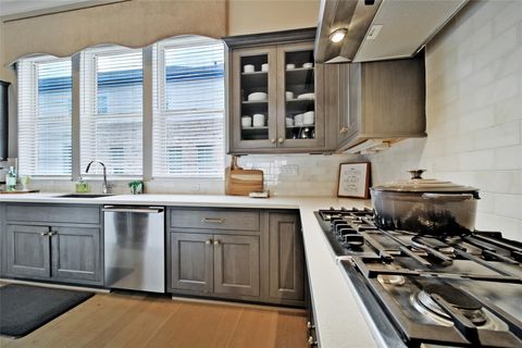 Photo of 6015 Matthew Oaks Place, Houston, TX 77007 (MLS # 28864399)