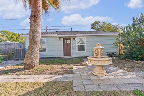 Photo of 5315 Avenue R, Galveston, TX 77551 (MLS # 19124358)