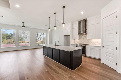 Homes For Sale - 806 Fisher Street #B<br/> Houston, TX 77018
