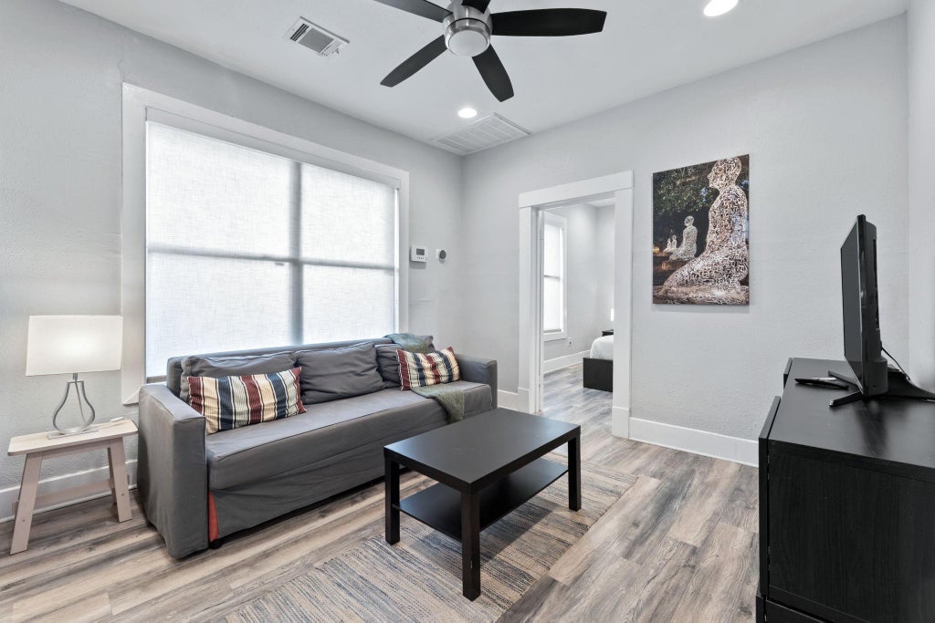 Photo of 412 Drew St ST #4, Houston, TX 77006 (MLS # 58606409)