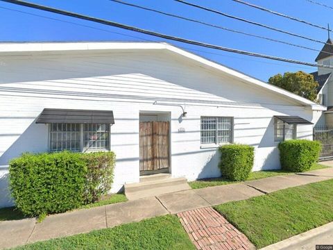 Photo of 5106 Center Street, Houston, TX 77007 (MLS # 71225374)