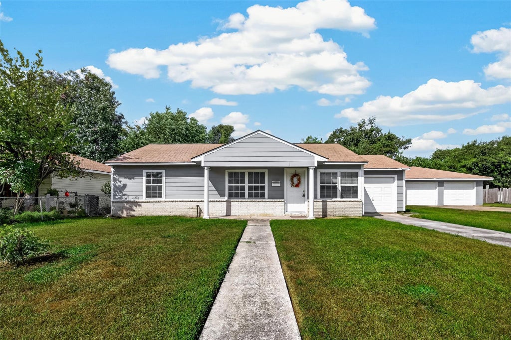 Photo of 512 W Oak Street, Highlands, TX 77562 (MLS # 54520743)