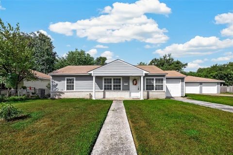 Photo of 512 W Oak Street, Highlands, TX 77562 (MLS # 54520743)