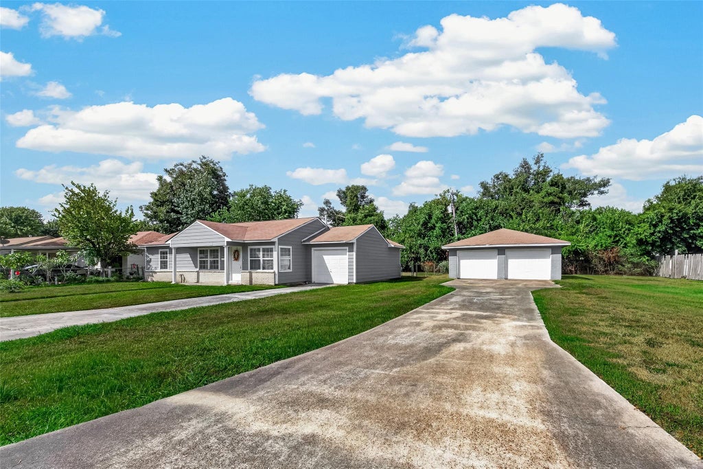 Photo of 512 W Oak Street, Highlands, TX 77562 (MLS # 54520743)