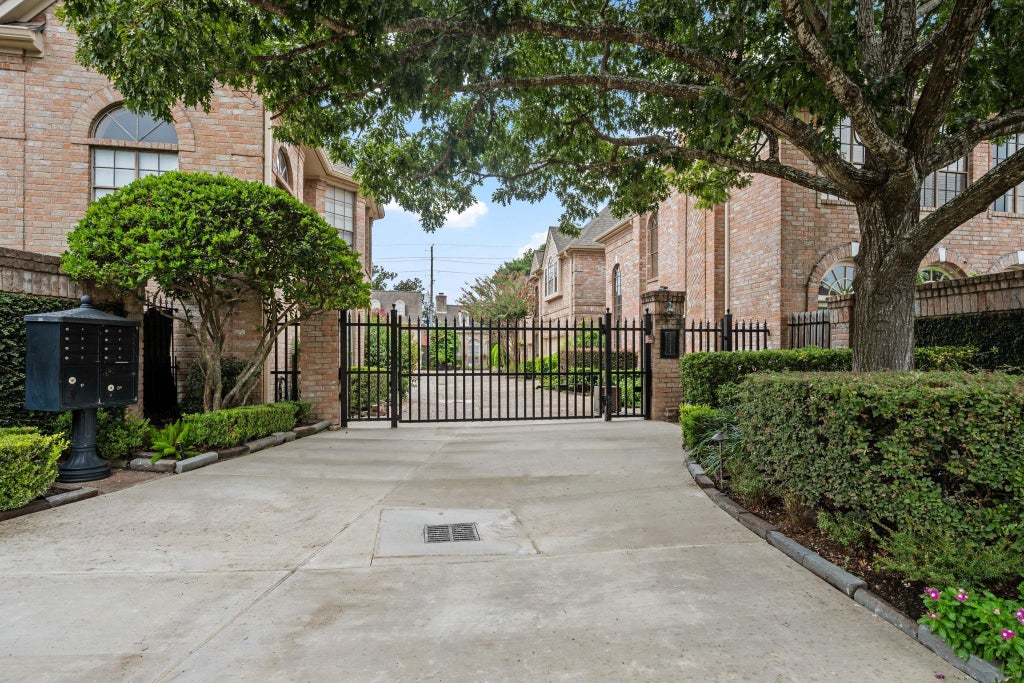 Photo of 2514 Potomac Drive #B, Houston, TX 77057 (MLS # 48495298)