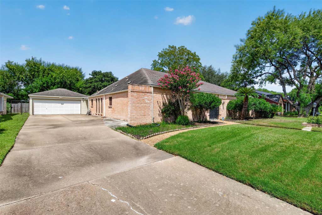 Photo of 6222 Creekbend Drive, Houston, TX 77096 (MLS # 93853585)