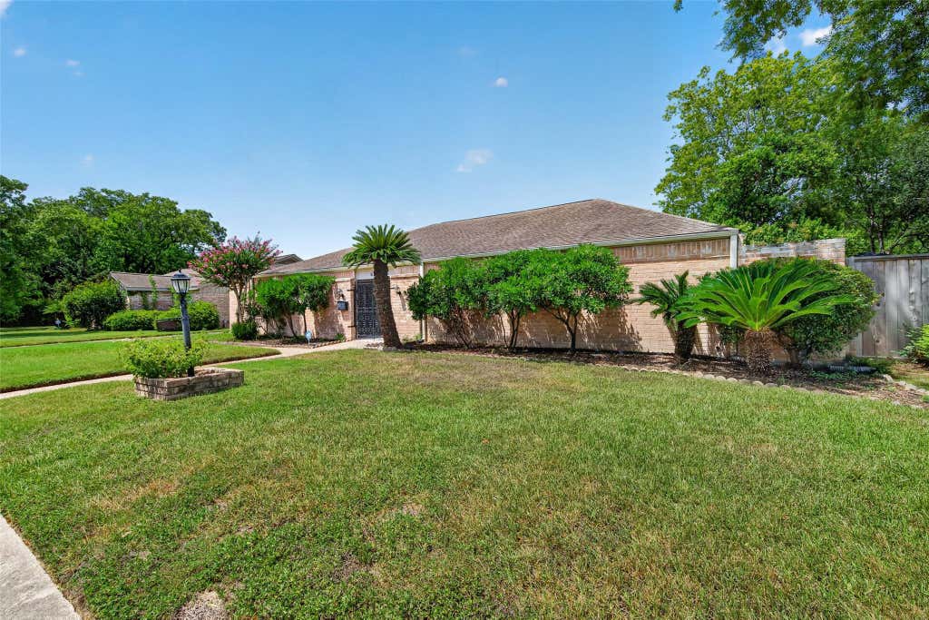 Photo of 6222 Creekbend Drive, Houston, TX 77096 (MLS # 93853585)
