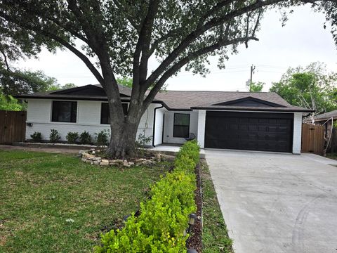 Photo of 212 Stratmore Drive, Friendswood, TX 77546 (MLS # 18006388)