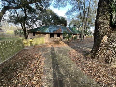 Homes For Sale - 406 Hidden Creek Circle<br/> Austin County, Sealy, TX 77474