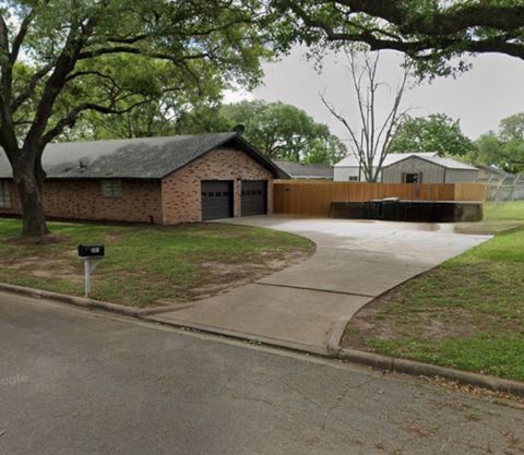 Homes For Sale - 305 Hereford Rd Dr<br/> Brookshire, TX 77423