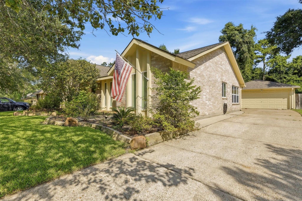 Photo of 3807 Glenwood Springs Drive, Houston, TX 77345 (MLS # 44716877)