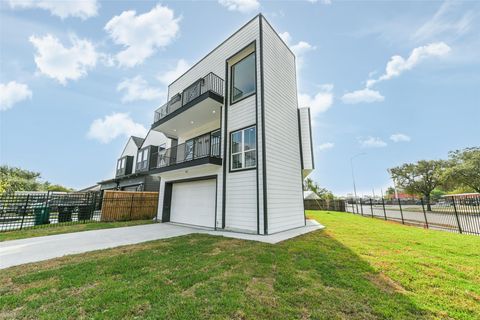 Photo of 5302 Tarawa Road, Houston, TX 77033 (MLS # 36161756)