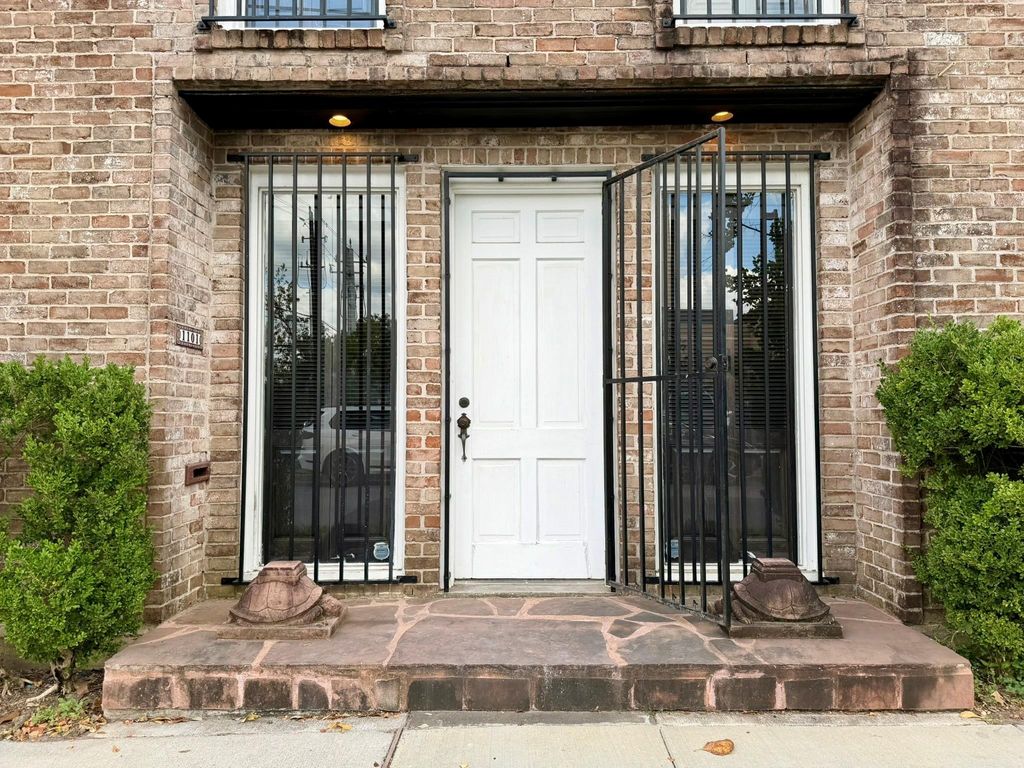 Photo of 1101 Hawthorne Street, Houston, TX 77006 (MLS # 88783915)